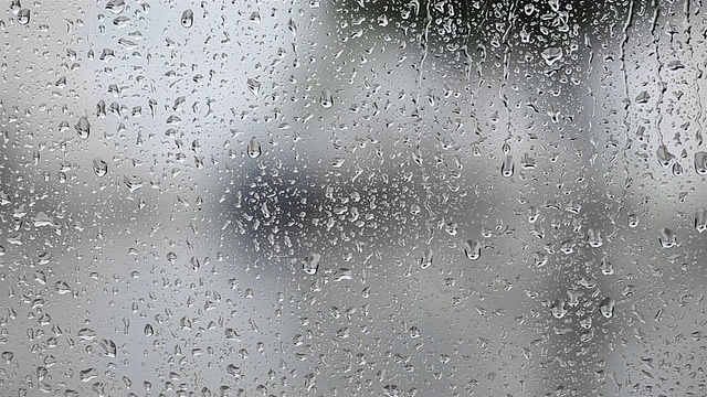 雨滴落在窗户上视频素材