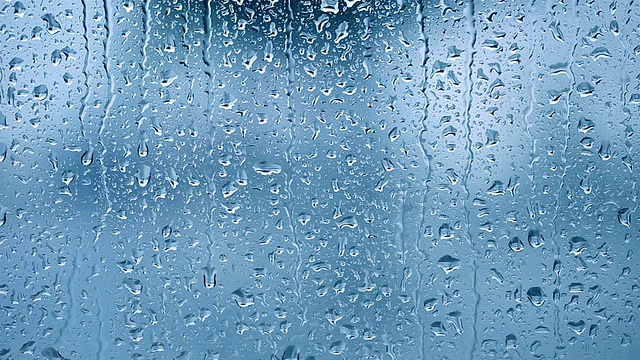 雨滴落在窗户上。蓝色的基调视频素材