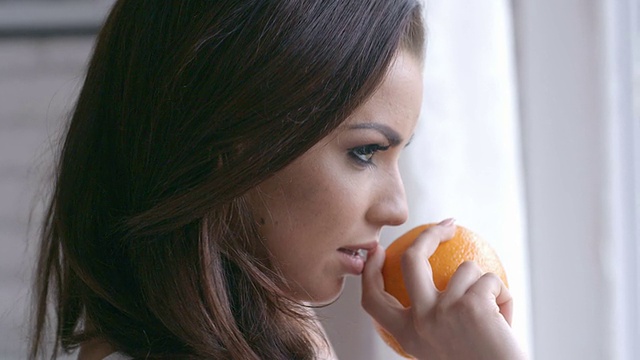 诱人的女人拿着新鲜的橘子水果视频素材