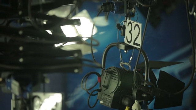 在直播之前，新闻工作室的现场摄像灯被打开视频素材