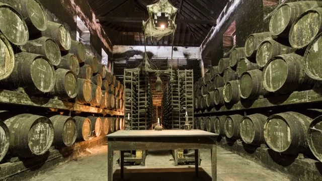 酒窖里的酒桶上放着桌子和蜡烛，葡萄牙时光流逝视频素材