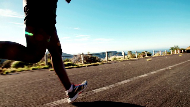 非洲跑步的脚在山路上的特写慢镜头视频素材