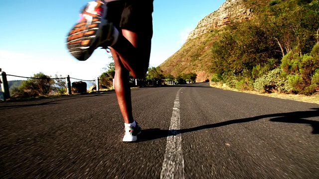慢跑者沿着山路慢镜头奔跑视频素材