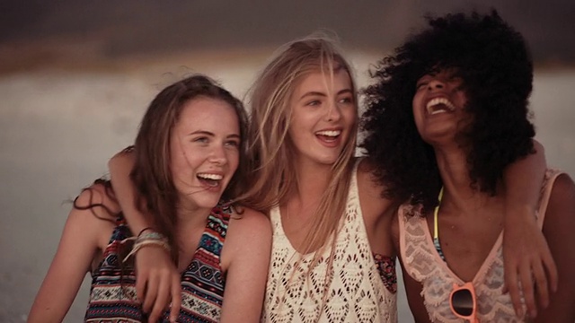 非洲女孩和她的朋友在日落的海滩上视频素材