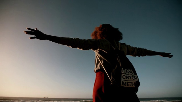 快乐的青少年非洲潮人表达她的自由在海滩视频素材