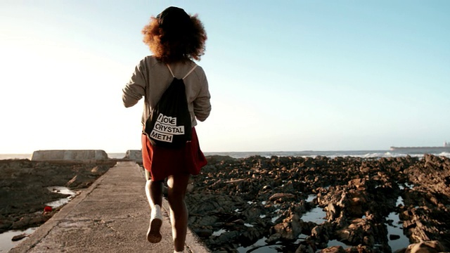 时髦的非洲裔少女在海滩上闲逛视频素材