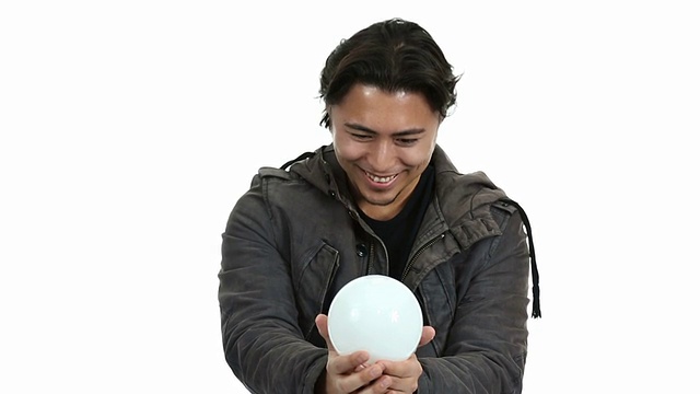 拿着水晶球预测未来的人视频下载