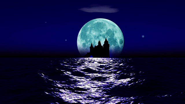 巨大的现实月亮升起在平静的海面上视频素材