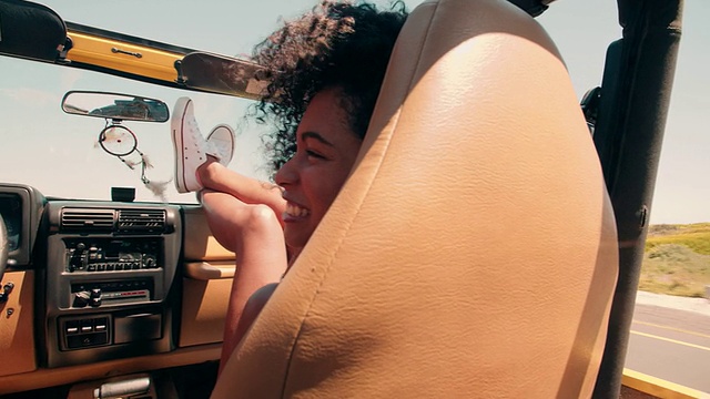 非洲女孩与朋友在公路旅行度假大笑视频素材