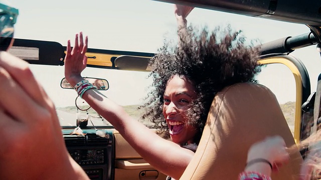 非洲女孩与朋友在公路旅行度假大笑视频素材