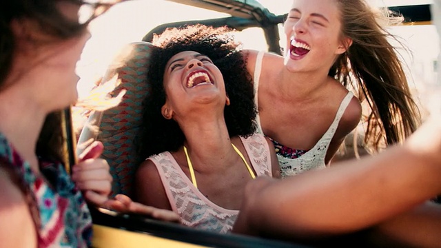 非洲女孩与朋友大笑公路旅行慢动作视频素材