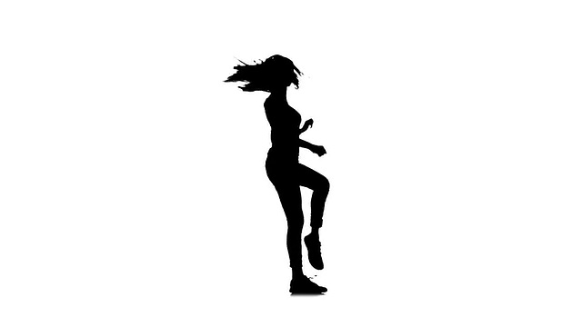 性感的女孩舞者跳舞爵士放克流行在白色的背景，慢动作，剪影视频下载