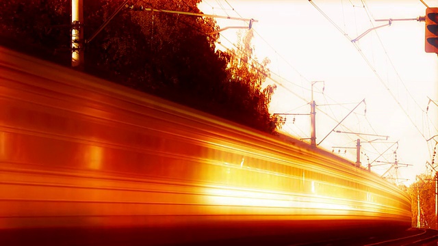 火车沿着轨道向左移动。火焰的颜色。视频下载