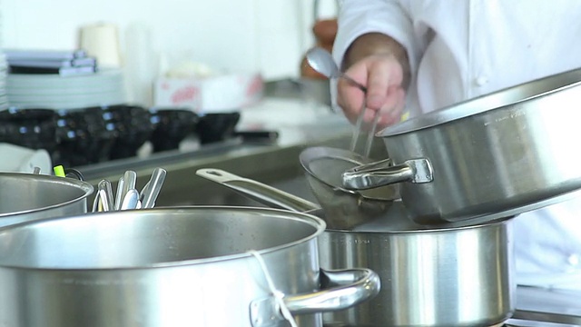厨师在餐厅厨房负责烹饪和准备食物。视频素材