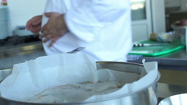厨师在餐厅厨房负责烹饪和准备食物。视频素材