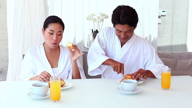一对亚洲夫妇在一起吃早餐视频素材