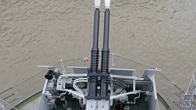军舰上大炮的俯视图视频素材