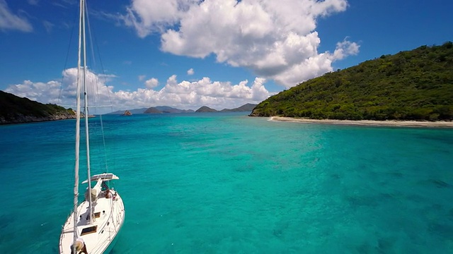 一艘帆船在加勒比海抛锚的航拍视频视频素材