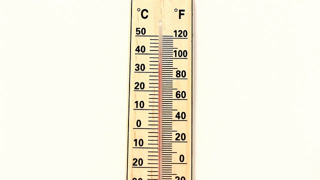 夏天炎热，水银温度计上的温度上升到华氏100度以上视频素材