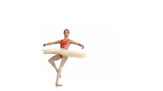 芭蕾舞者在白色背景下，用慢动作表演舞蹈技巧视频素材