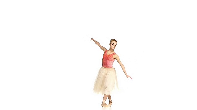 漂亮的芭蕾舞者使舞蹈技巧，大巴特，在白色的背景，慢动作视频素材