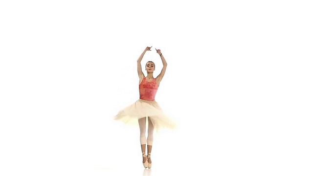 年轻的女孩旋转着跳着芭蕾，白色的背景，慢动作视频素材