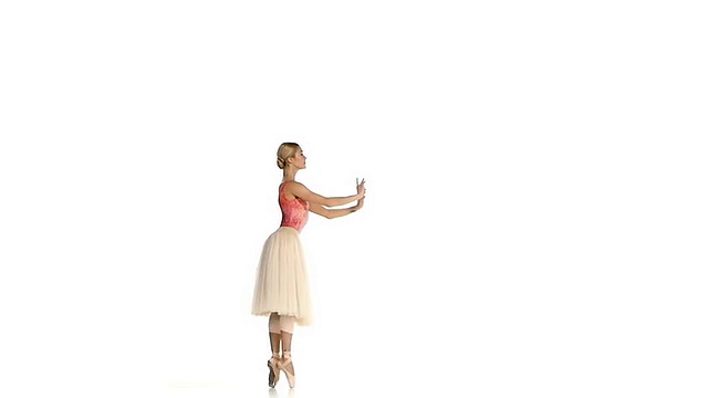 年轻的芭蕾舞演员在白色的背景上，慢动作的舞蹈视频素材