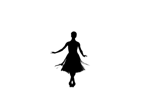 漂亮的芭蕾舞演员在白色背景上表演舞蹈技巧，跳跃跳跃，慢动作，剪影视频素材