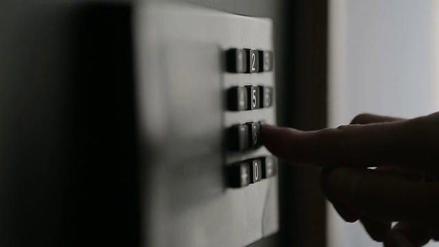 女性双手打开保险箱组合在酒店房间视频素材