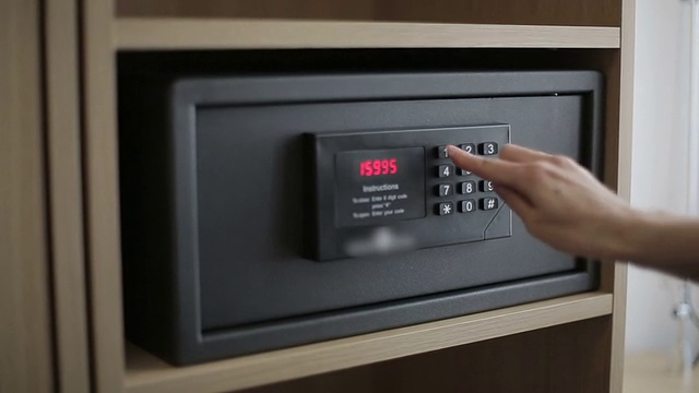 女性双手打开保险箱组合在酒店房间视频素材