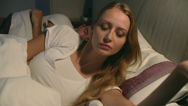 女人躺在床上失眠的痛苦视频素材