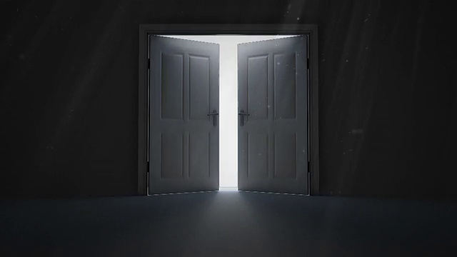 门在黑暗中打开以显示光明视频下载