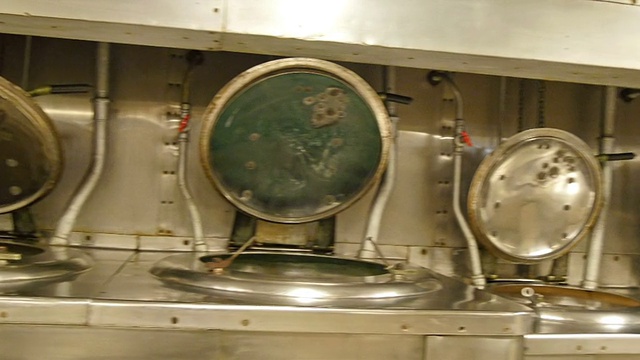 一个顶部盖打开的铝水容器视频素材