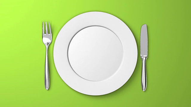 在绿色背景上的餐具和盘子俯视图视频下载