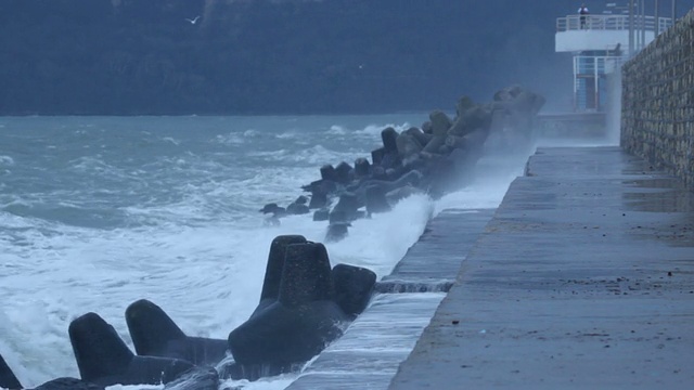 海浪飞溅，大风吹袭港口码头视频素材