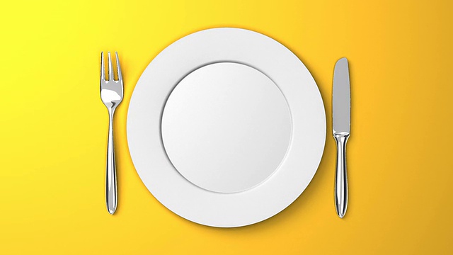 顶部视图的餐具和盘子上的黄色背景视频下载