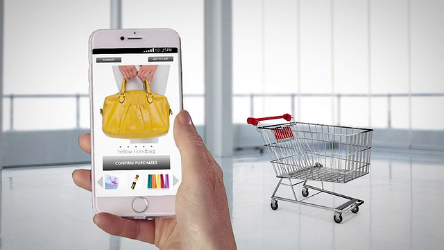 一个女人用手机在网上购物视频购买