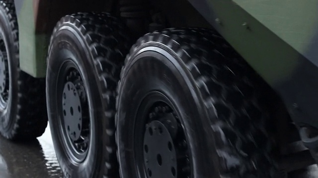 军用卡车的轮子视频素材