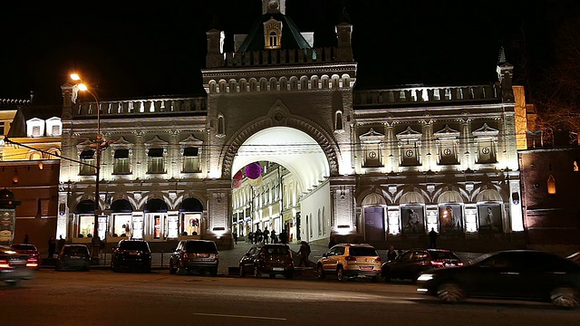莫斯科市中心夜间的车辆交通(Teatralny Proezd)视频素材