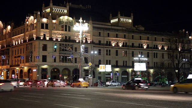 莫斯科市中心夜间的车辆交通(Teatralny Proezd)视频素材