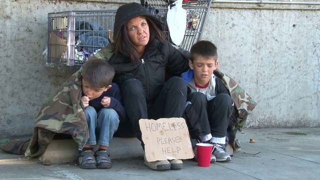 无家可归的家庭乞求钱财视频素材