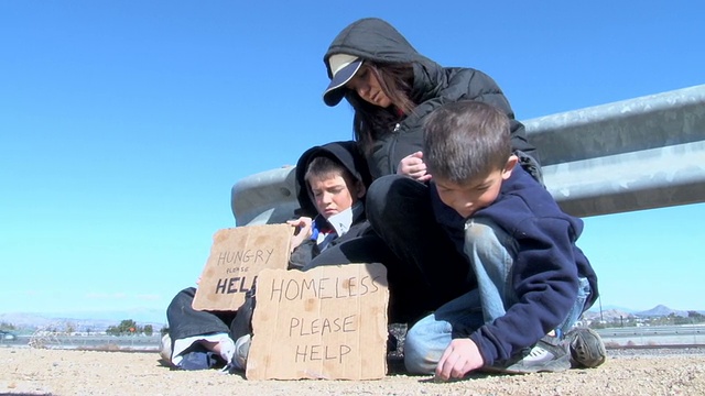 无家可归的家庭:高速公路视频素材