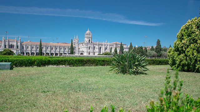 有草坪和灌木丛的Jeronimos修道院或Hieronymites修道院位于葡萄牙里斯本视频下载