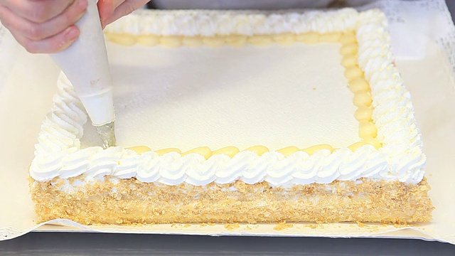 用手填馅，用奶油装饰蛋糕视频素材