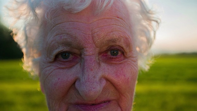 一个满头白发的老妇人的眼睛视频下载