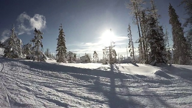 滑雪者从雪坡上下来，停下来欣赏美丽的景色视频素材