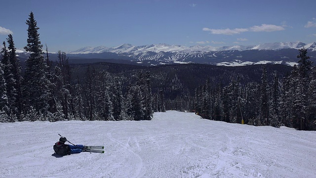 当滑雪者飞过时，滑雪者欣赏风景视频素材
