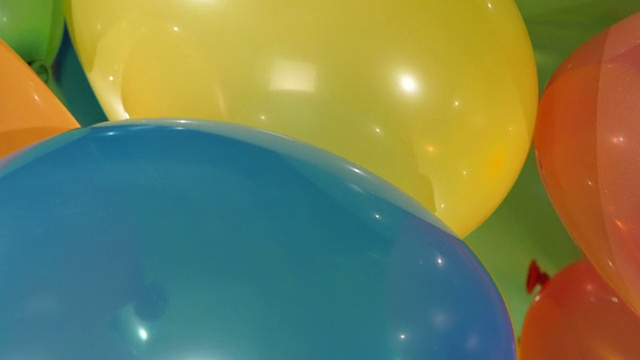 不同的彩色气球，旋转，特写视频下载