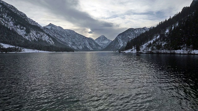 Plansee湖(奥地利)冬季景色。视频素材