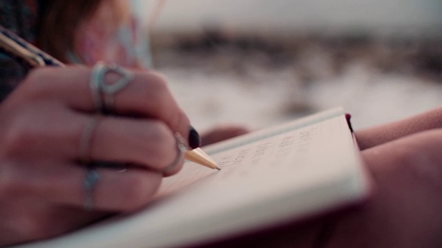 穿着花裙子写日记的波西米亚女孩视频素材